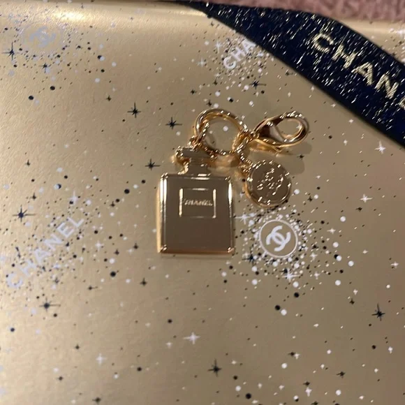 AUTHENTIC CHANEL HOLIDAY 2023 CHARM - Picture 6 of 7